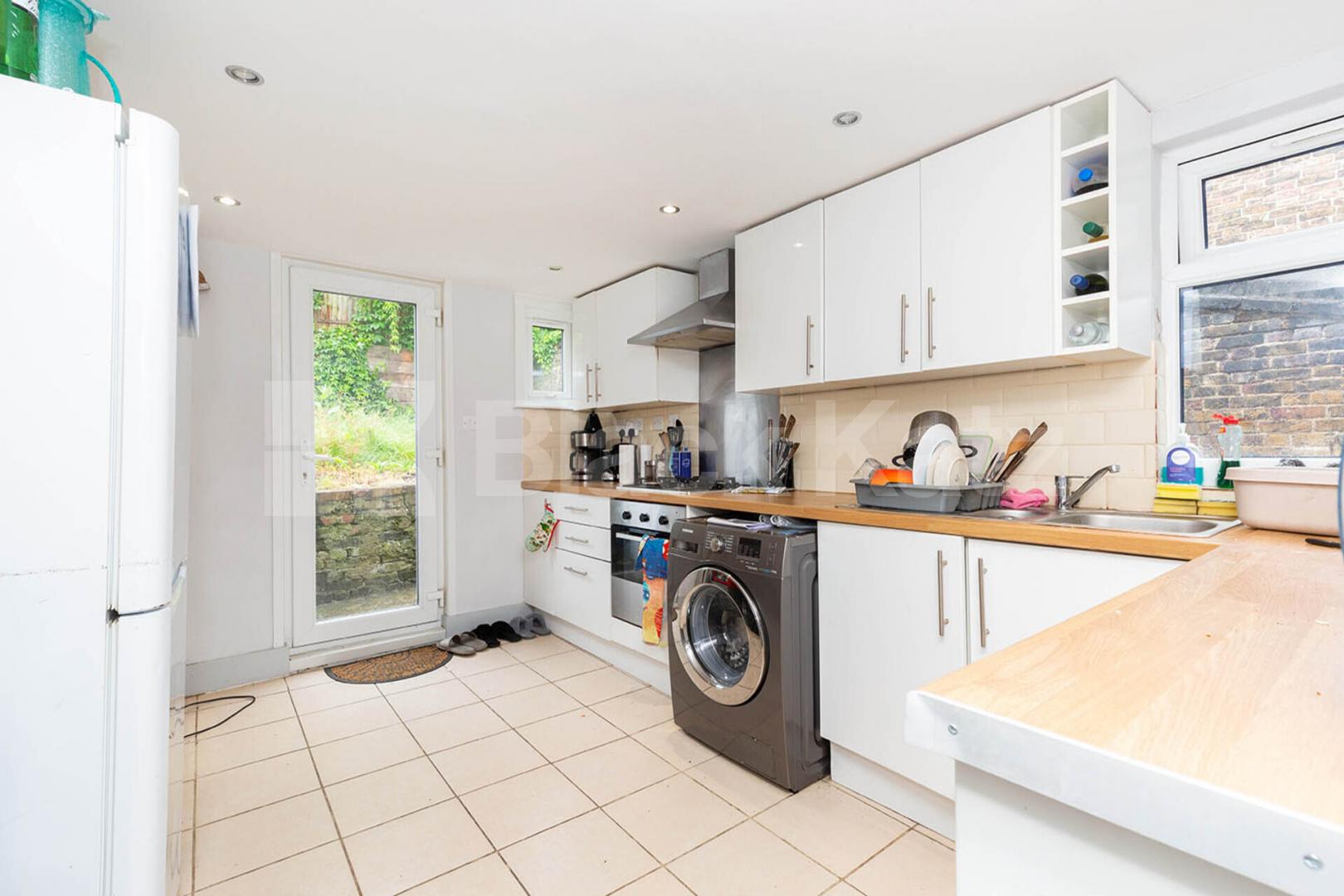 Large 6 bedroom house with 2 bathrooms and close to Archway Station Parolles Road, Archway
